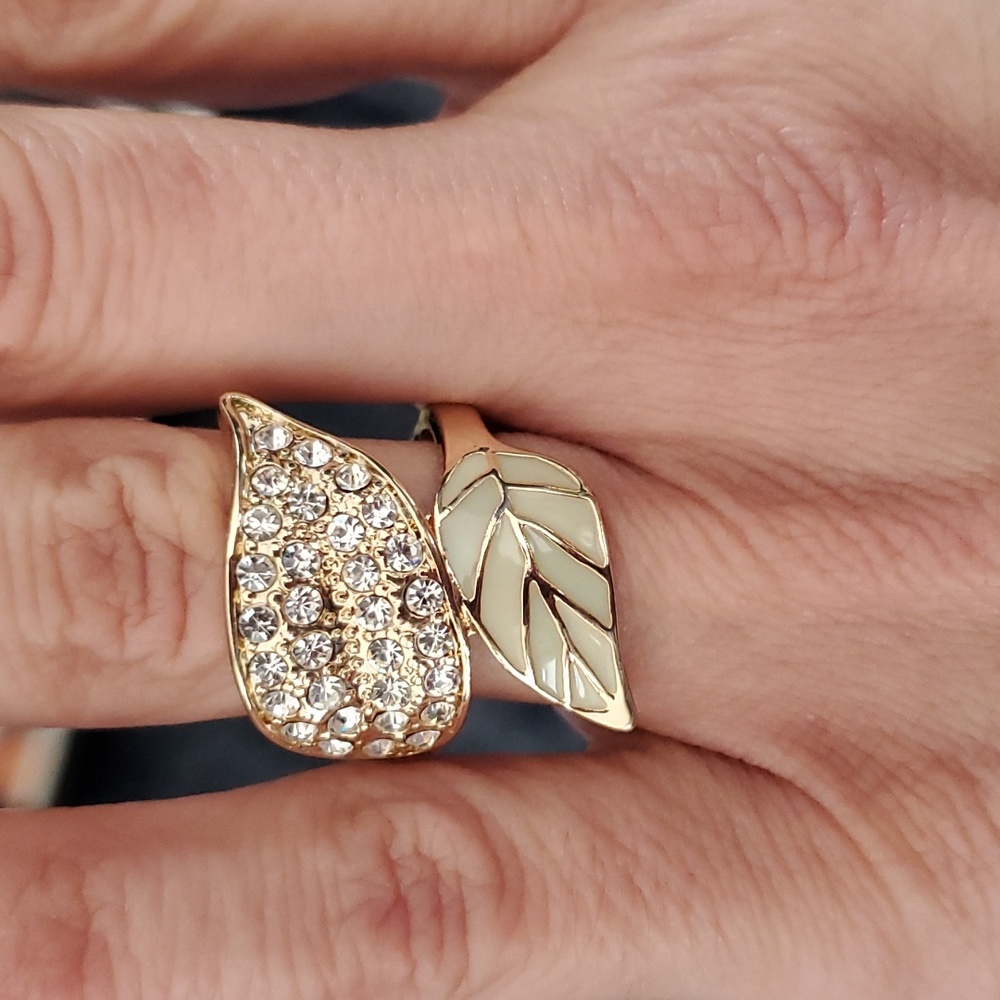 Beautiful leaf ring NWOT